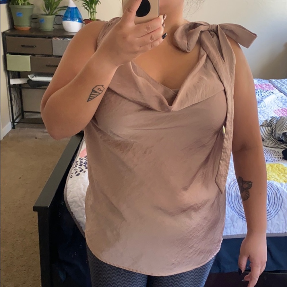 Blouse with ribbon
